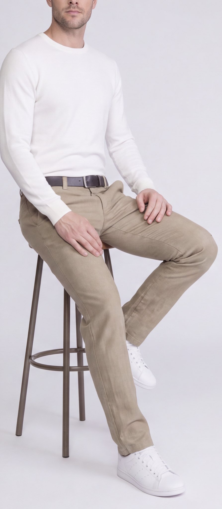 Beżowe chinosy męskie Rodos VANKELJEANS 154 – stylizacja – poza siedząca