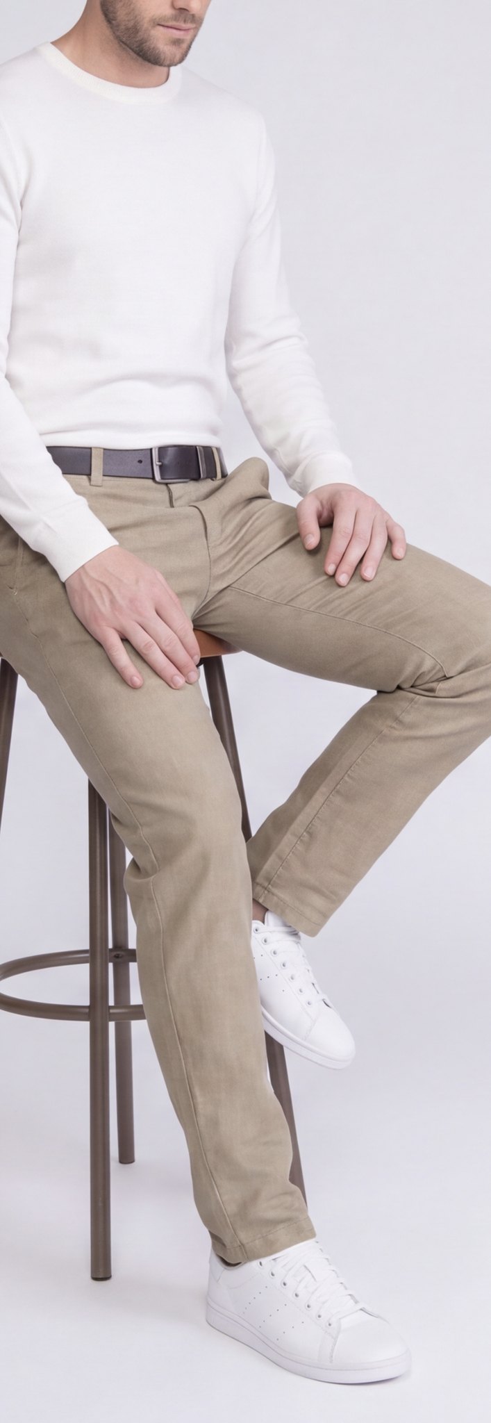 Beżowe chinosy męskie Rodos VANKELJEANS 154 – stylizacja – poza siedząca, detal