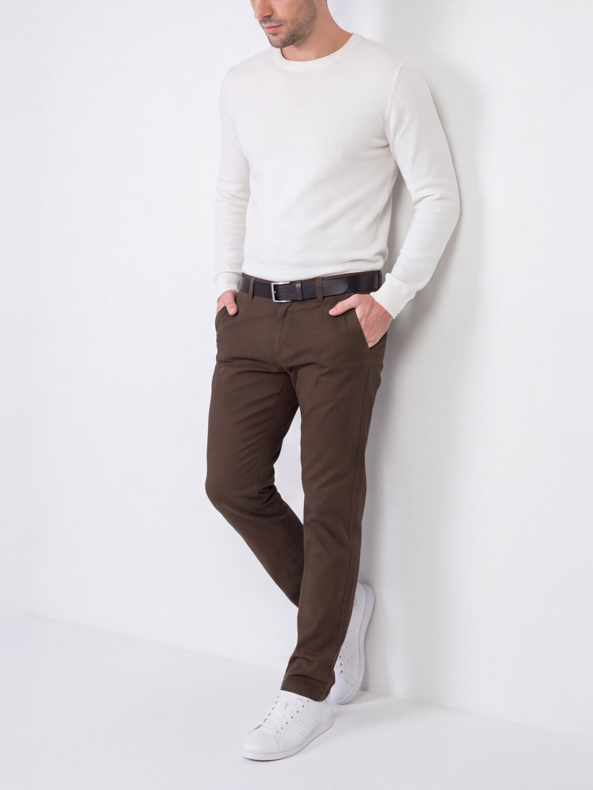 Brązowe chinosy męskie Orion VANKELJEANS 150 – stylizacja na modelu
