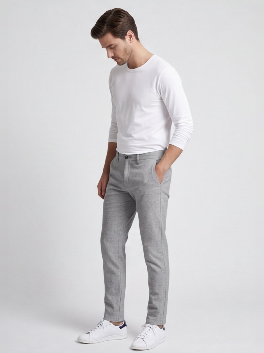 Jasnoszare chinosy męskie VANKELJEANS 151 – stylizacja na modelu