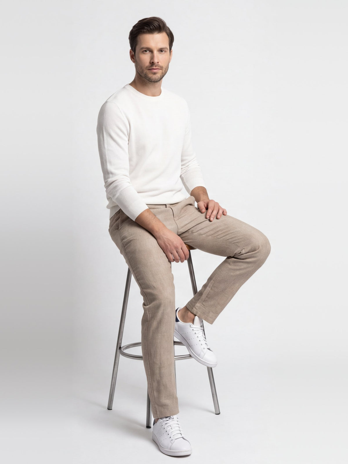 Beżowe lniane spodnie męskie VANKELJEANS 153 – stylizacja – poza siedząca