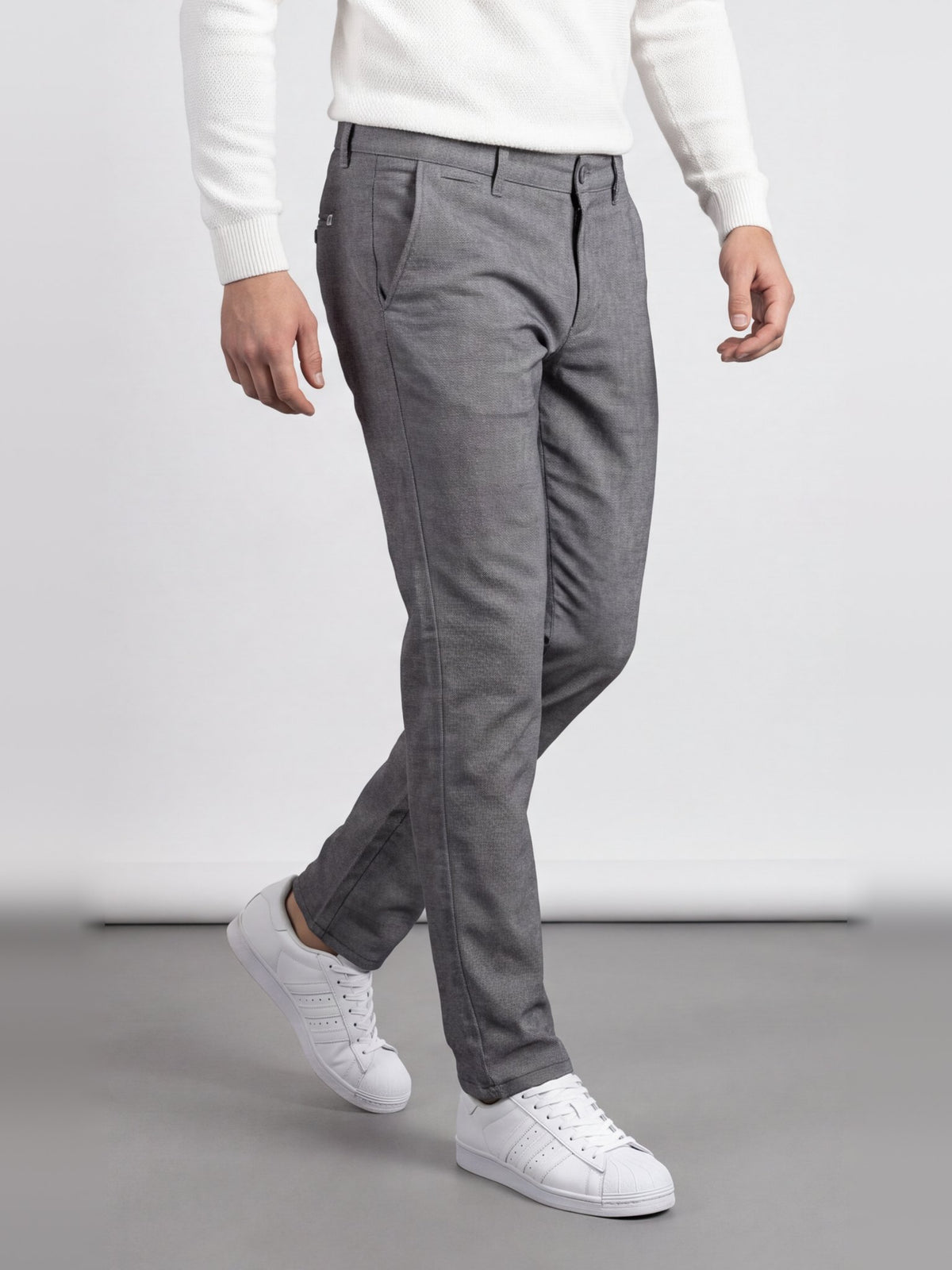 Szaroniebieskie chinosy męskie VANKELJEANS 119 – stylizacja na modelu