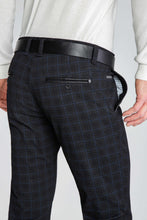 Załaduj obraz do przeglądarki galerii, SPODNIE MĘSKIE CHINOS GRAFITOWE W NIEBIESKĄ KRATKĘ VANKELJEANS® 060