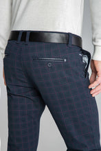 Załaduj obraz do przeglądarki galerii, SPODNIE MĘSKIE CHINOS GRAFITOWE W FIOLETOWĄ KRATKĘ VANKELJEANS® 059
