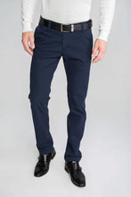 Załaduj obraz do przeglądarki galerii, SPODNIE MĘSKIE CHINOS JASNO GRANATOWE VANKELJEANS® 083