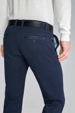 Załaduj obraz do przeglądarki galerii, SPODNIE MĘSKIE CHINOS JASNO GRANATOWE VANKELJEANS® 083