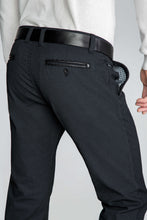 Load image into Gallery viewer, SPODNIE MĘSKIE CHINOS GRAFITOWE ZE SKÓRZANYMI WSTAWKAMI VANKELJEANS® 079