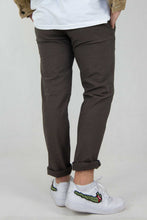 Załaduj obraz do przeglądarki galerii, SPODNIE MĘSKIE CHINOS CIEMNE OLIWKOWE VANKELJEANS® 100