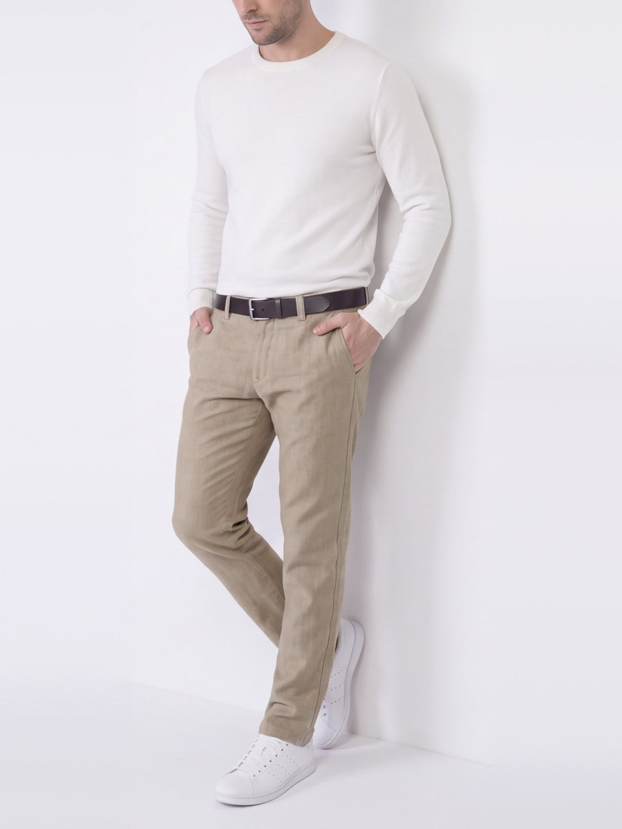 Beżowe chinosy męskie Rodos VANKELJEANS 154 – stylizacja na modelu