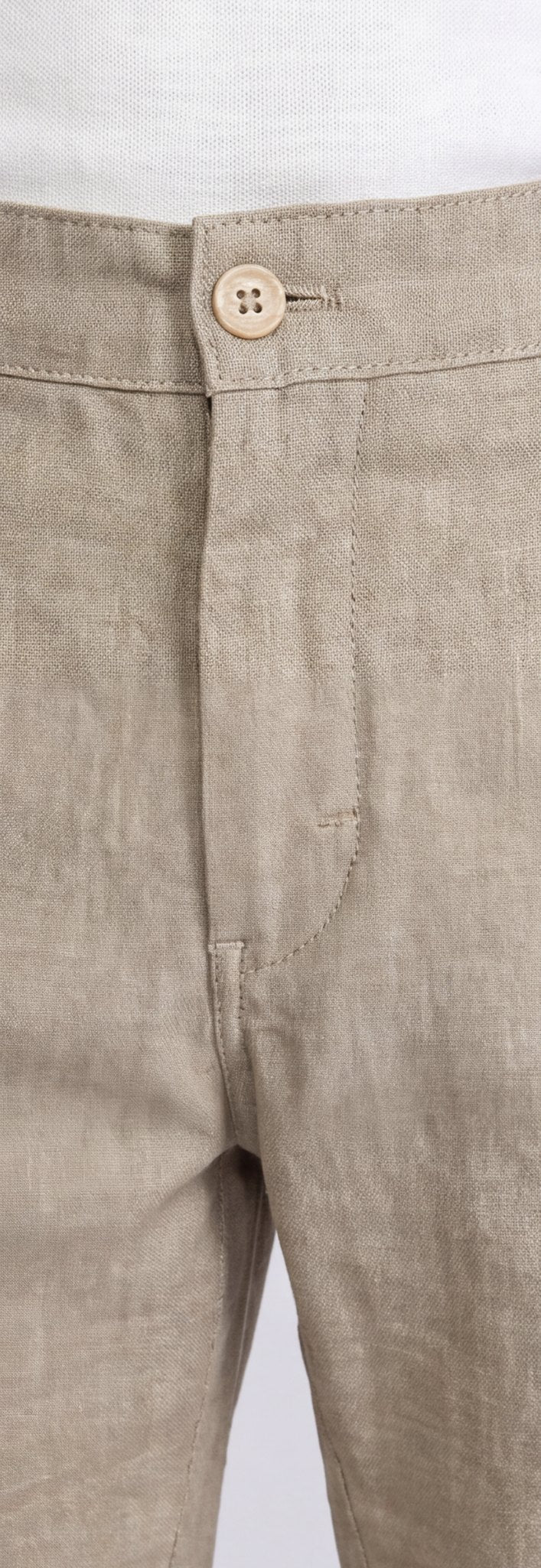 Beżowe chinosy męskie Rodos VANKELJEANS 154 – detal – faktura tkaniny i guzik