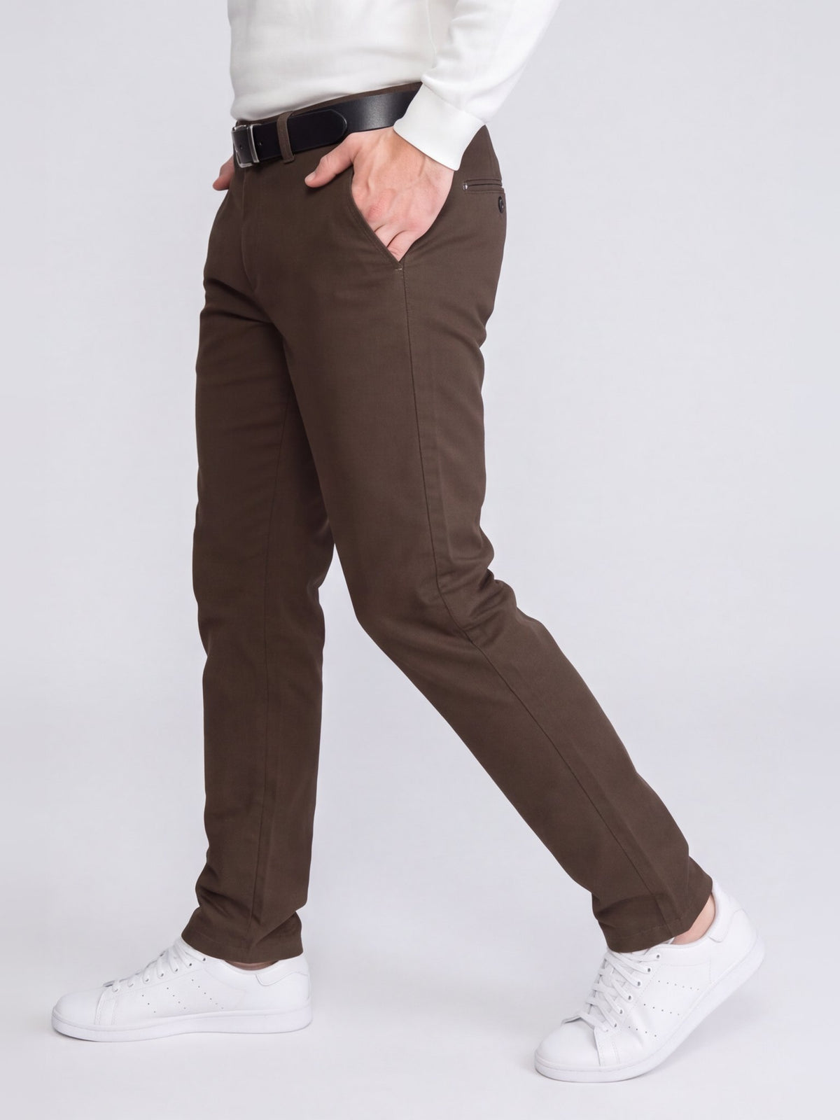 Brązowe chinosy męskie Orion VANKELJEANS 150 – stylizacja – w ruchu