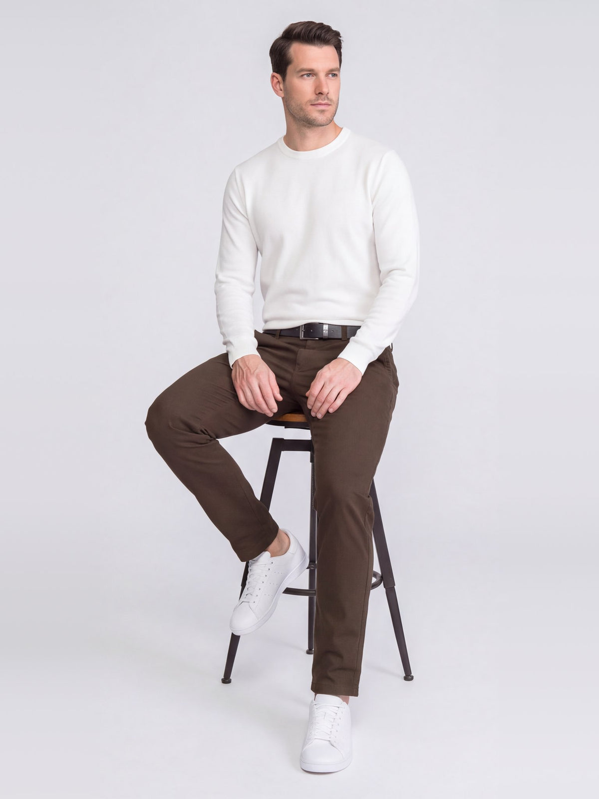 Brązowe chinosy męskie Orion VANKELJEANS 150 – stylizacja – poza siedząca