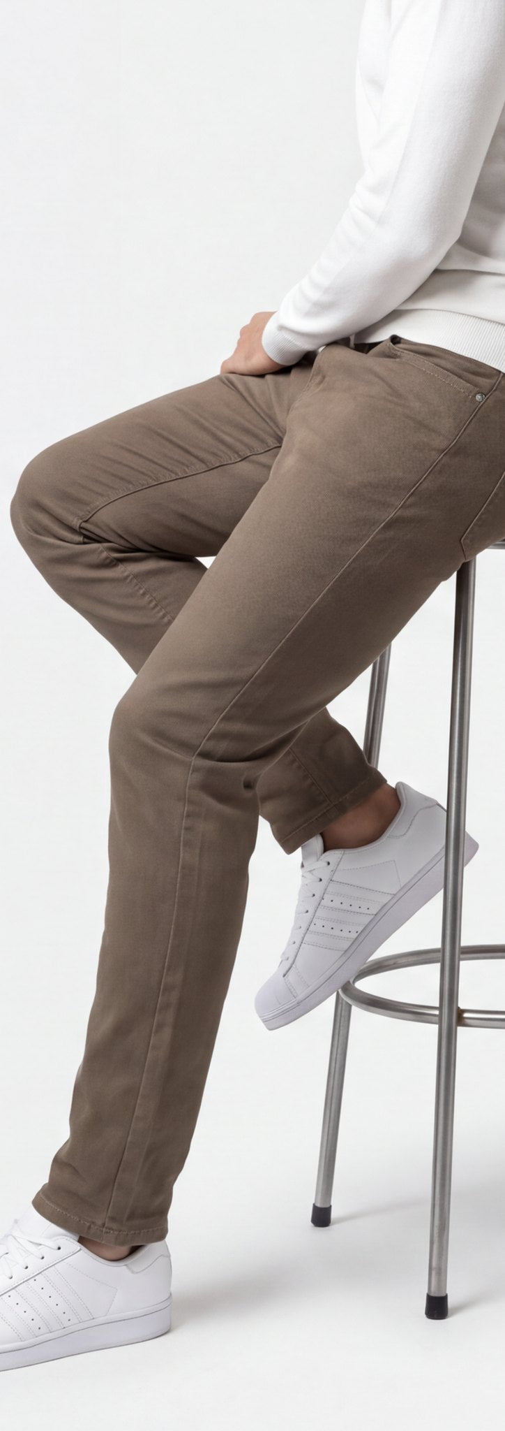 Ciemnobeżowe chinosy męskie VANKELJEANS 578 – stylizacja – poza siedząca