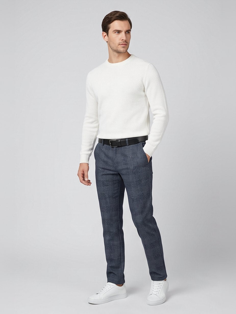 Granatowe chinosy męskie w kratkę VANKELJEANS 123 – stylizacja na modelu