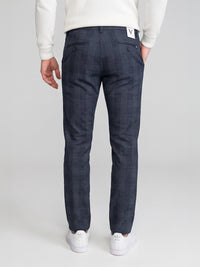 Granatowe chinosy męskie w kratkę VANKELJEANS 123 – widok z tyłu