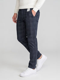 Granatowe chinosy męskie w kratkę VANKELJEANS 123 – stylizacja – w ruchu