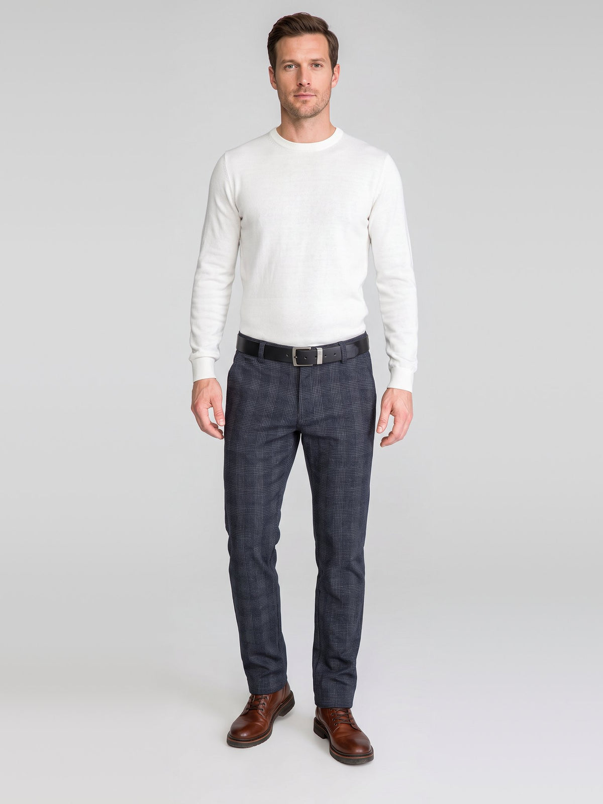 Granatowe chinosy męskie w kratkę VANKELJEANS 123 – stylizacja z brązowymi butami