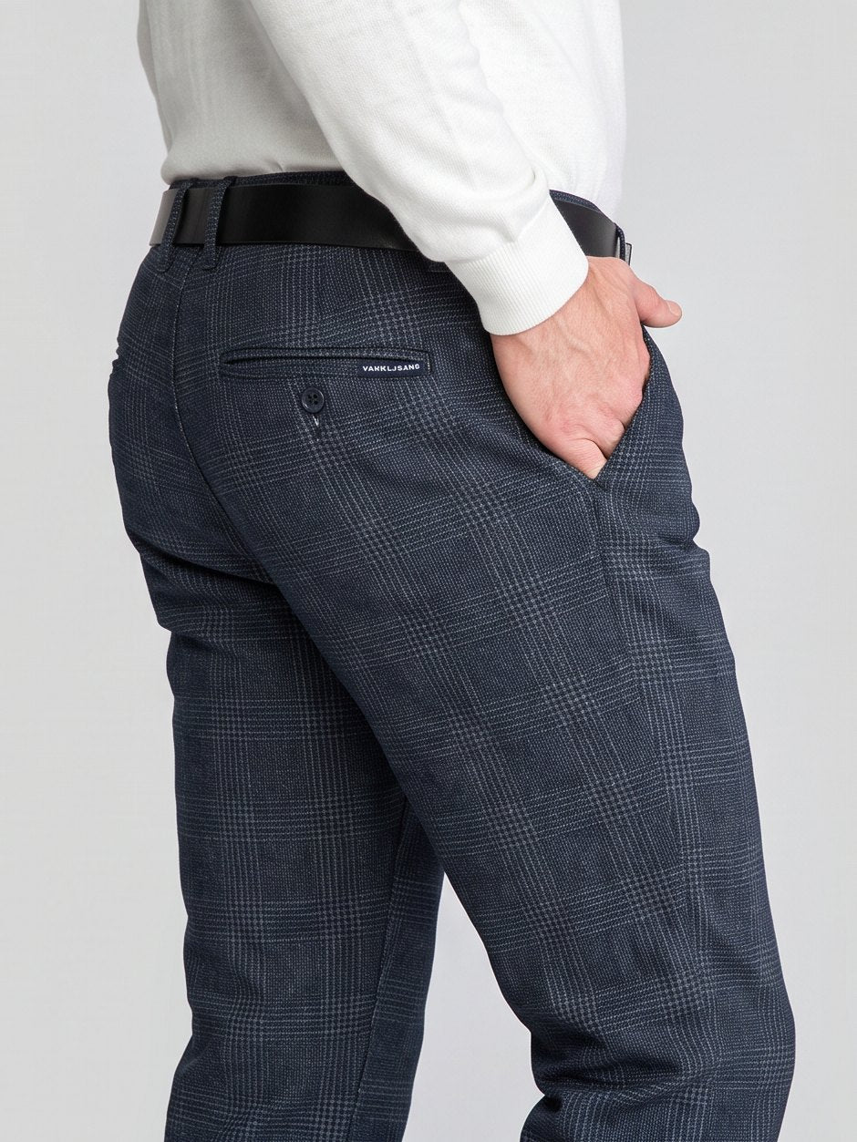 Granatowe chinosy męskie w kratkę VANKELJEANS 123 – detal – tylna kieszeń zapinana na guzik