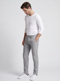 Jasnoszare chinosy męskie VANKELJEANS 151 – stylizacja na modelu