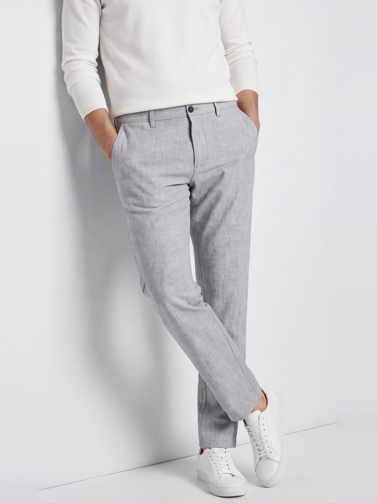 Jasnoszare chinosy męskie VANKELJEANS 151 – stylizacja z kremowym swetrem