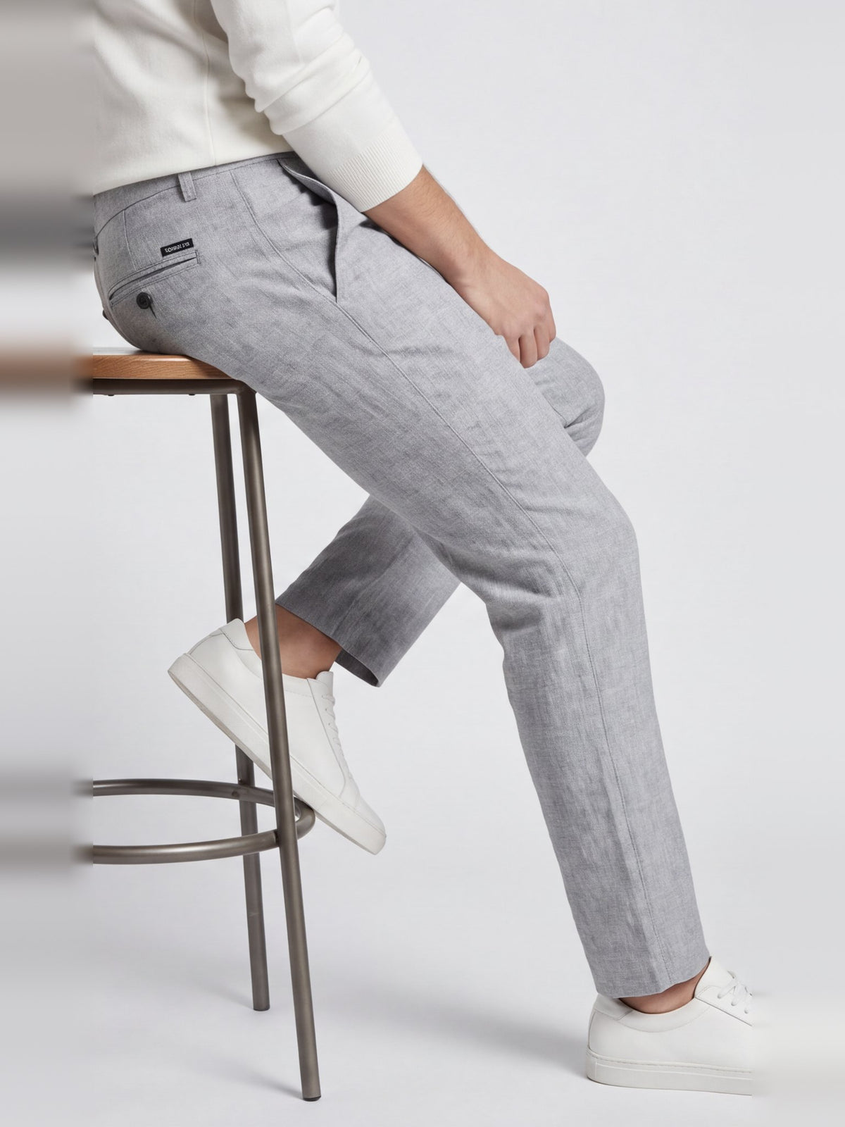 Jasnoszare chinosy męskie VANKELJEANS 151 – detal – tylna kieszeń