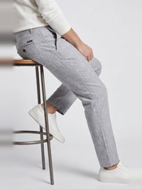 Jasnoszare chinosy męskie VANKELJEANS 151 – detal – tylna kieszeń