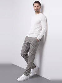 Jasnoszare chinosy męskie w kratkę VANKELJEANS 071 – stylizacja na modelu