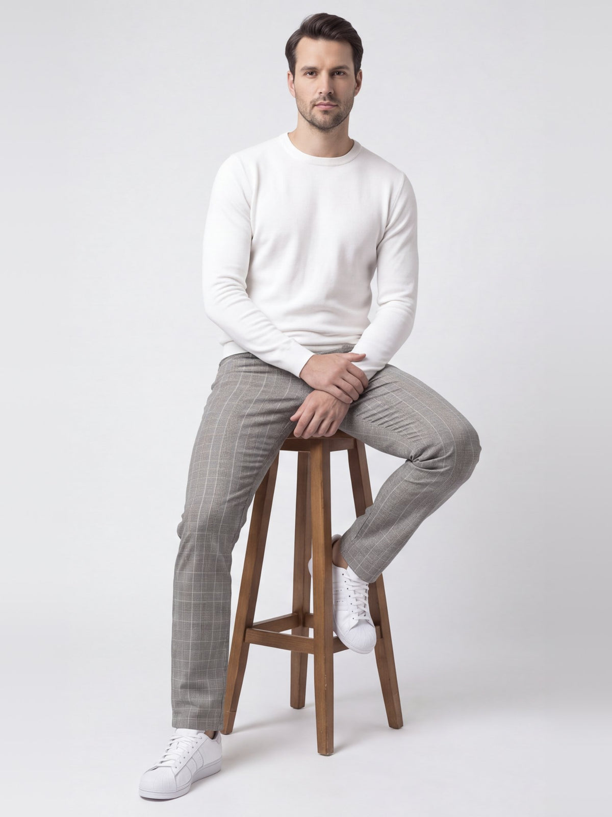 Jasnoszare chinosy męskie w kratkę VANKELJEANS 071 – stylizacja – poza siedząca