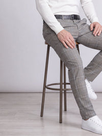 Jasnoszare chinosy męskie w kratkę VANKELJEANS 071 – detal – wzór kratki na nogawce