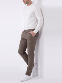 Oliwkowe chinosy męskie bawełniane VANKELJEANS 109 – stylizacja na modelu
