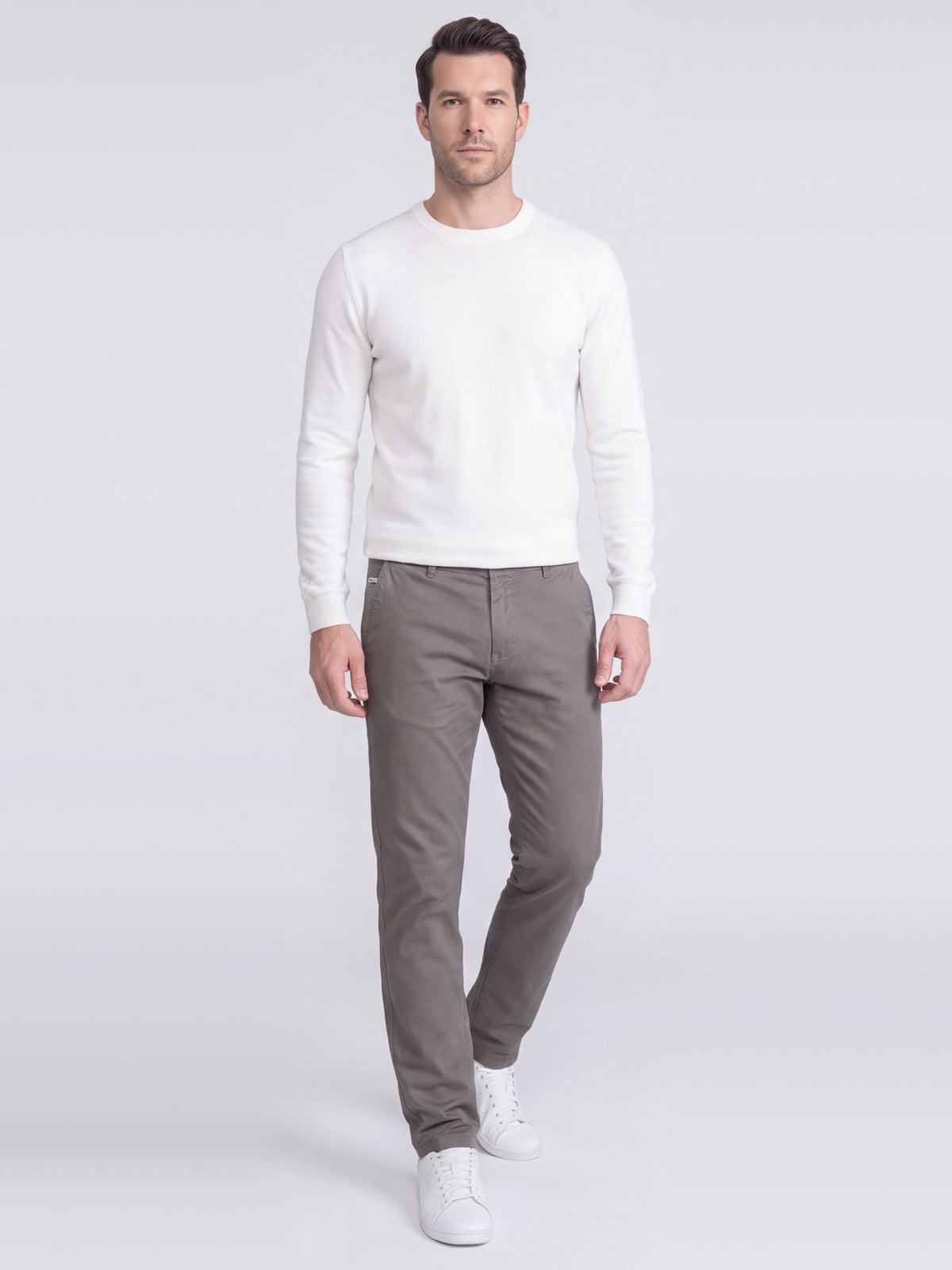 Szare chinosy męskie bawełniane VANKELJEANS 105 – stylizacja na modelu