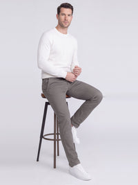 Szare chinosy męskie bawełniane VANKELJEANS 105 – stylizacja – poza siedząca