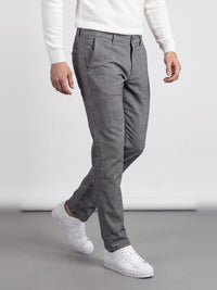 Szaroniebieskie chinosy męskie VANKELJEANS 119 – stylizacja na modelu