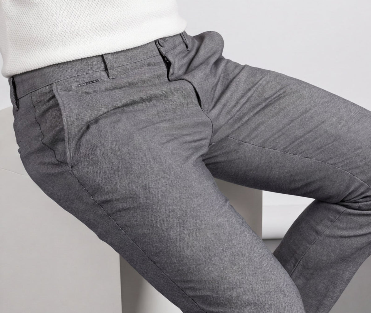 Szaroniebieskie chinosy męskie VANKELJEANS 119 – detal – faktura tkaniny i przednia kieszeń