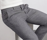 Szaroniebieskie chinosy męskie VANKELJEANS 119 – detal – faktura tkaniny i przednia kieszeń