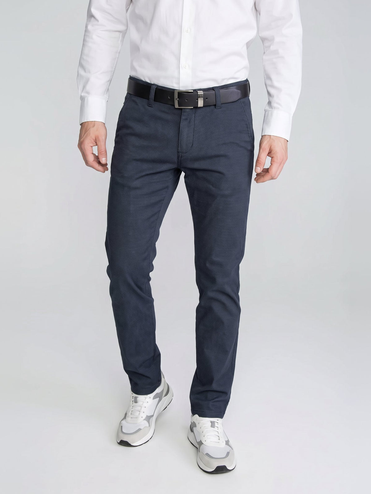 Granatowe chinosy męskie w drobny wzór VANKELJEANS 087 – stylizacja z białą koszulą