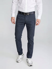 Granatowe chinosy męskie w drobny wzór VANKELJEANS 087 – stylizacja z białą koszulą